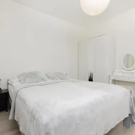 Apartment Kopcinskiego Bright & Spacious Ursynow By Renters