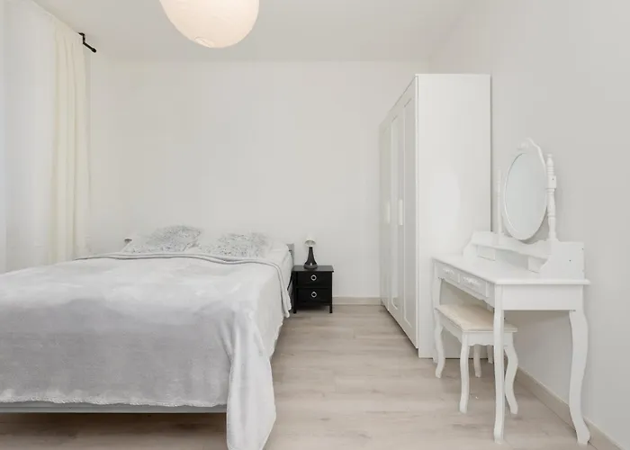 Kopcinskiego Bright & Spacious Ursynow By Renters アパート