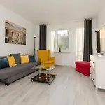 Kopcinskiego Bright & Spacious Ursynow By Renters شقة